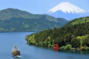 Hakone 6 hour Private Tour with Government-Licensed Guide - Lake Ashinoko and Hakone Shrine: the easy start that sets the mood