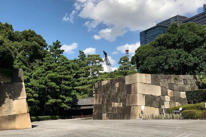 Imperial Palace East Garden and Edo Castle Walking Tour in Tokyo - Wadakura Fountain Park: The easy start that sets the tone