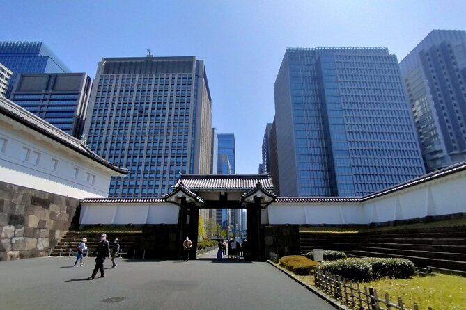 Imperial Palace East Garden and Edo Castle Walking Tour in Tokyo - Guides make this: clear English, good pacing, and storytelling with visuals