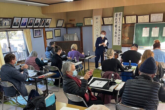 Let's experience calligraphy in YANAKA, Taito-ku, TOKYO !! - Teacher style: why instruction from Chie and Saori gets praise