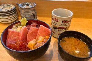 Morning Market Adventure: Toyosu & Tsukiji with Tuna Auction - Tsukiji Outer Market right after: snacks, knives, and choices