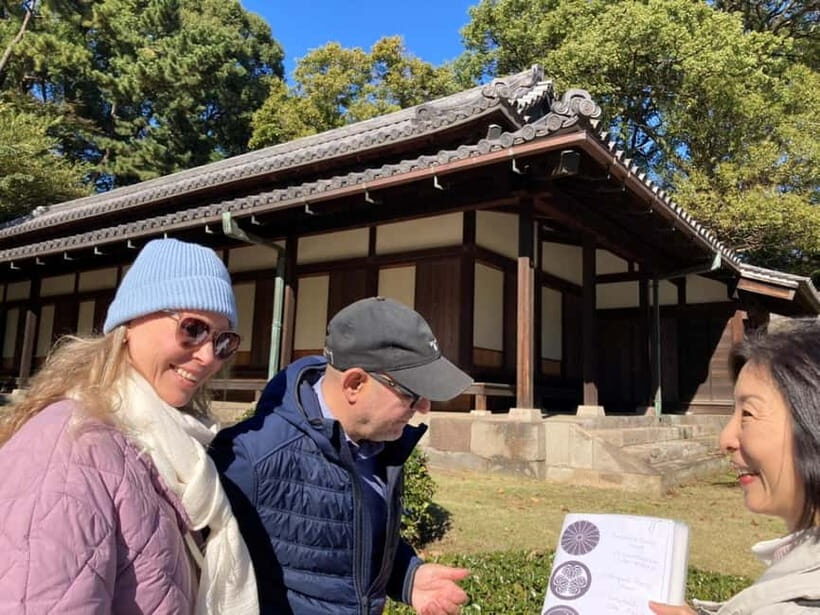 Tokyo: Edo Castle & East Garden of the Imperial Palace Tour - Wadakura Fountain Park: finding your guide without stress