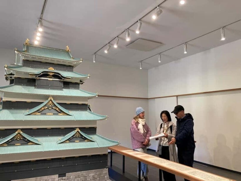 Tokyo: Edo Castle & East Garden of the Imperial Palace Tour - Stories of shoguns and emperors you can actually follow