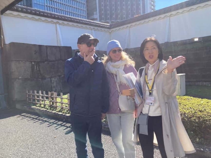 Tokyo: Edo Castle & East Garden of the Imperial Palace Tour - The koi fish moment and photo-friendly garden stops