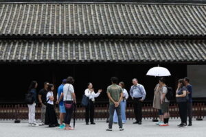 Tokyo: Imperial Palace East Gardens Walking Tour - Old Tokyo vs new Tokyo: shogun stories tied to what you see