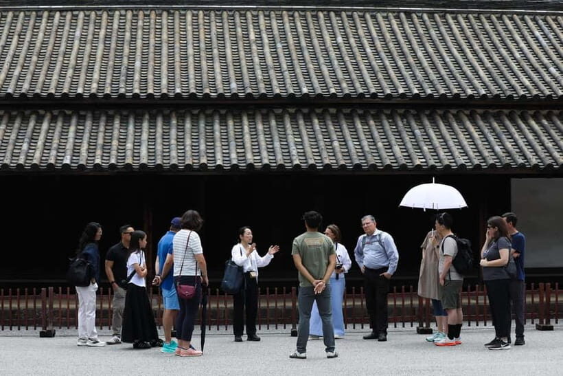 Tokyo: Imperial Palace East Gardens Walking Tour - Old Tokyo vs new Tokyo: shogun stories tied to what you see