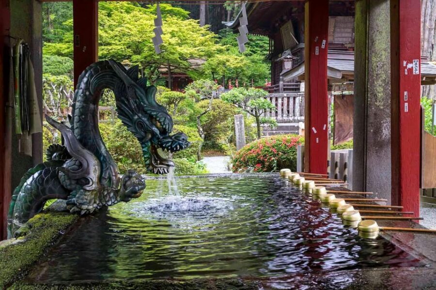 Tokyo: Mount Fuji & Hakone Private Tour with Guide - Oshino Hakkai: eight ponds, tea, snacks, and an easy lunch win