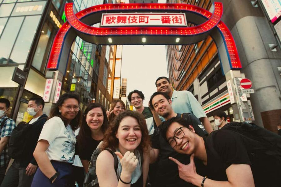 Tokyo: Shinjuku Izakaya and Golden Gai Bar Hopping Tour (2h) - Golden Gai micro-bars: the 300+ tiny-venue maze and a last drink