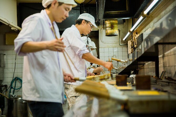 Tokyo : Tsukiji Fish Market Tour with Fresh Sashimi Tasting - Tsukiji Outer Market is a maze, and this tour helps you win