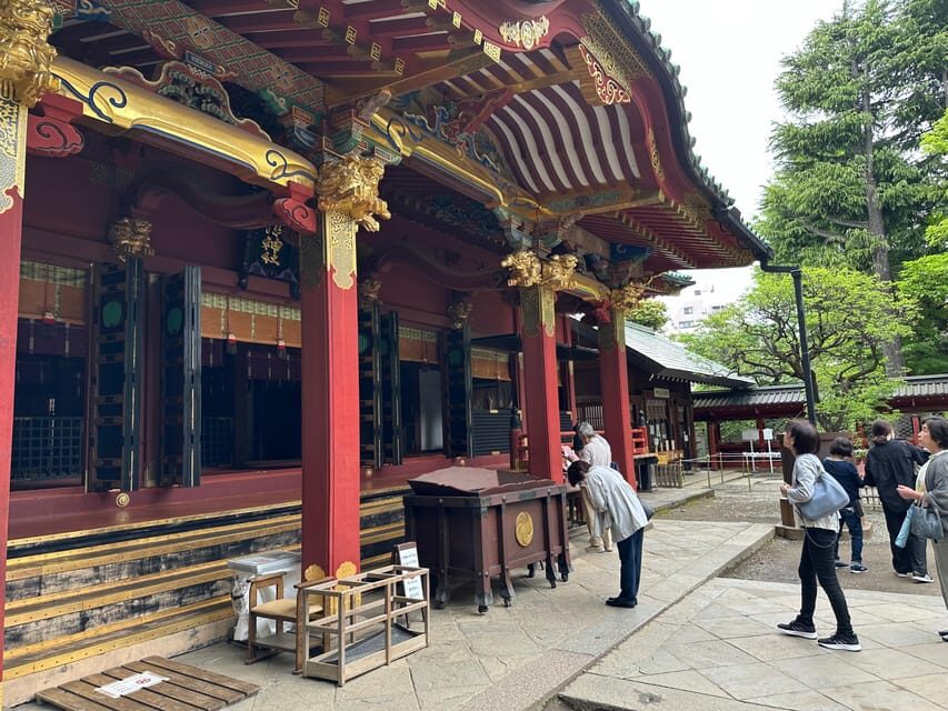 Tokyo:Stroll in Old traditional culture towns~Yanaka & Nezu - Nezu Shrine: torii gates you can walk through slowly