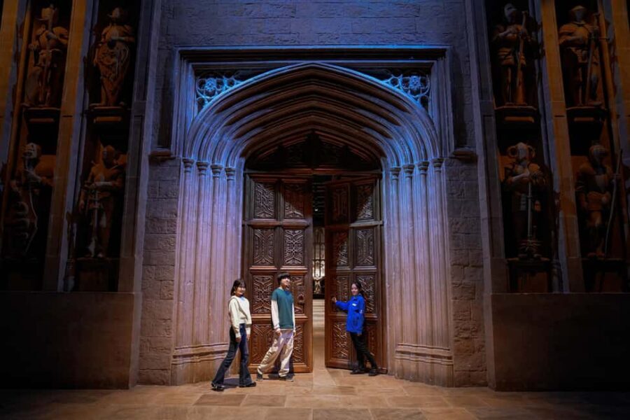 Warner Bros. Studio Tour Tokyo – The Making of Harry Potter - The moving staircases portrait: when you want the interactive souvenir